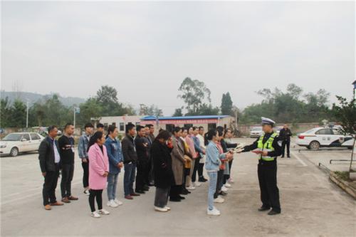 邻水公安交警走进俊豪驾校开展交通安全警示教育