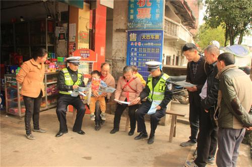 邻水县交警扎实做好“一老一小”群体交通安全宣传教育