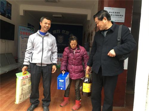 公义镇：帮扶干部走访慰问龙安村困难群众