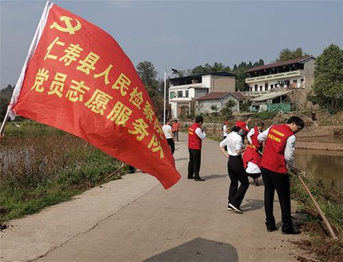 仁寿县检察院开展植树活动