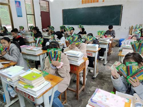 杨坝镇：爱心企业为九义校学生捐赠学习用品