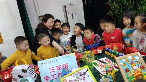 彭山二开展寒假作业展评活动