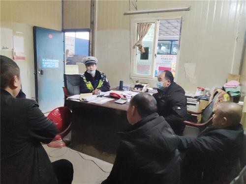 邻水县交警深入客运站开展交通安全宣传教育