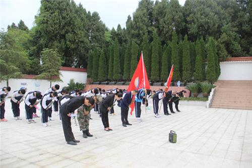 简阳职高开展缅怀革命先烈清明祭扫主题教育活动