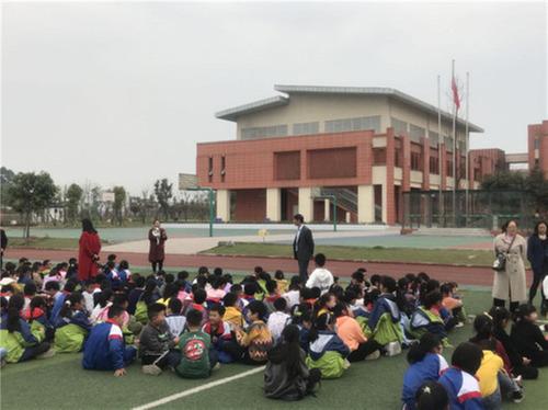 天府新区眉山片区：青龙一小开展防踩踏疏散演练