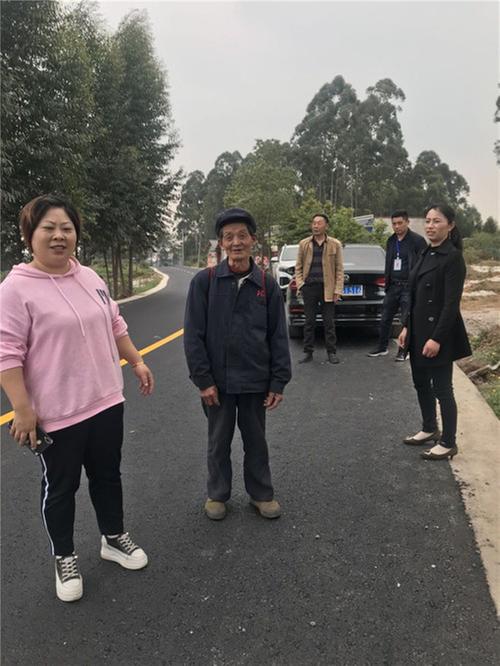 政企携手 思蒙镇黄家社区村路换新颜