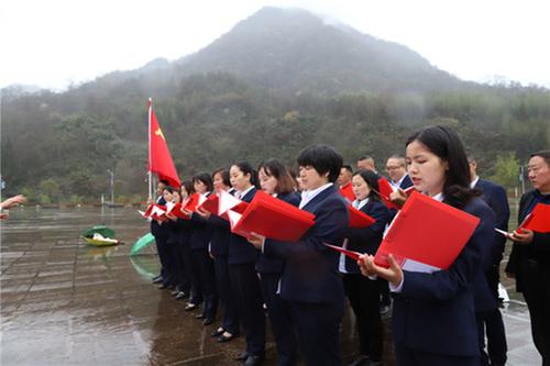 沙河镇小学开展“缅怀革命先烈、重走红军路”主题党日活动