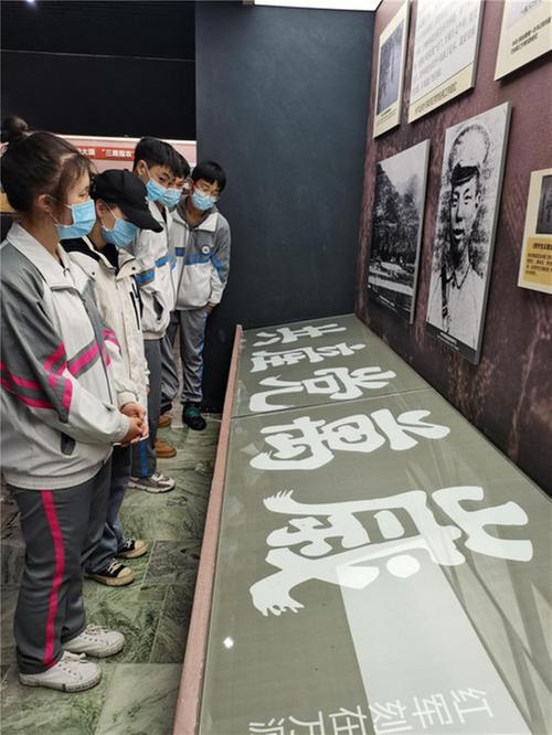 巴州区第四中学开展“清明祭英烈”主题活动