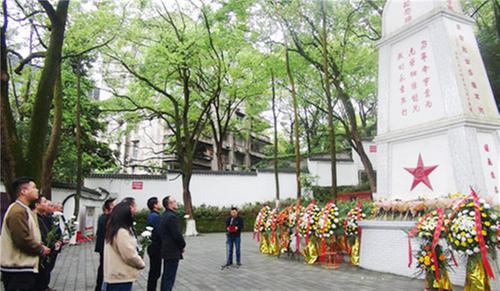 岳池县信访局党员干部前往烈士陵园祭奠