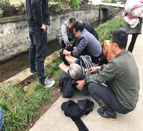 公义镇：天柱村村民突遇交通事故，村“两委”秒变“救护队”