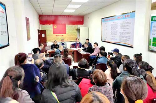 小区停车引纠纷 华蓥民警普法解难题