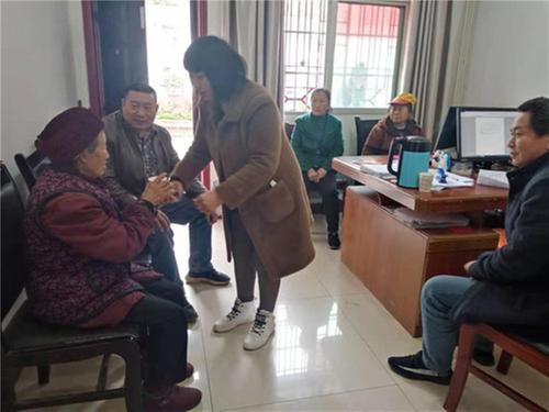 公山镇：八旬老人挖草药失联 桥坝村“两委”及时搜救