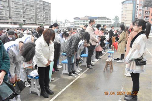 “生命与爱同行，家校共育未来”感恩教育走进前锋区代市初中