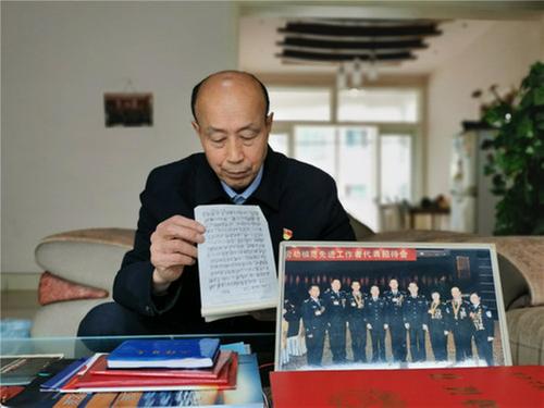 分享英模故事，青神县老党员刘昭明翻开“民情日记”