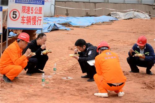 眉山天府公安护航东风渠旧渡槽成功爆破