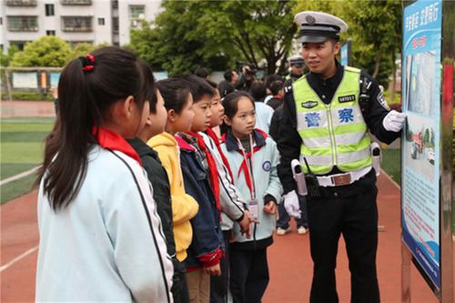 广安市护航学生安全出行