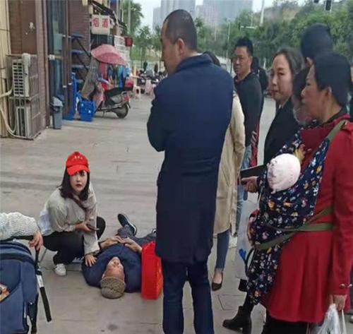 仁寿县：怀仁街道网格员帮扶摔倒老人受称赞