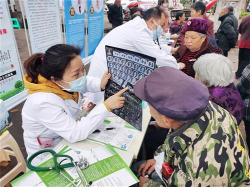 华西广安医院呼吸与危重症医学科开展早癌防治义诊活动