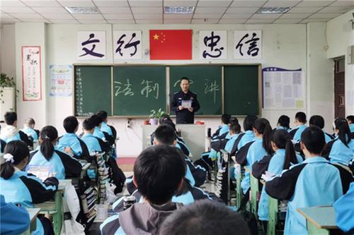 广安区公安民警用行动为群众办实事