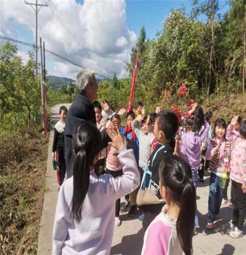 高塔镇金盆小学开展“重走红军路，爱党爱国爱家乡”主题活动