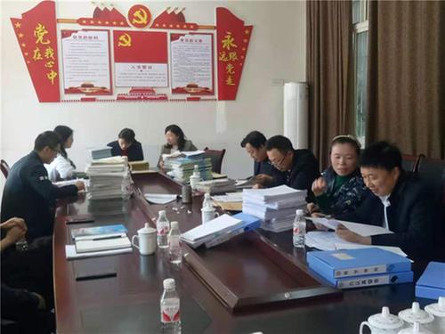 巴州区教科体局到梁永小学督查教学常规工作