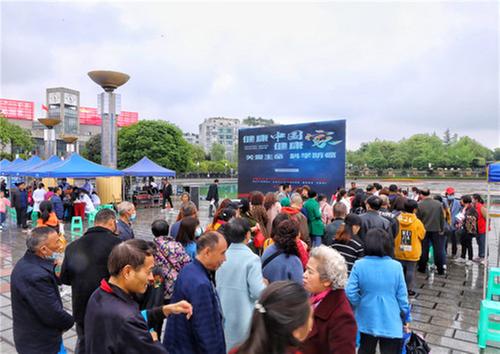 华西广安医院开展“关爱生命、科学防癌”大型义诊活动