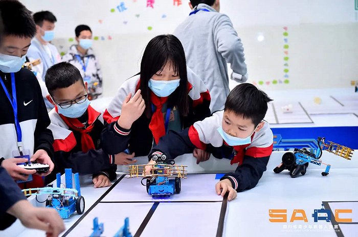 机器人竞赛在蓉上演精彩对决！