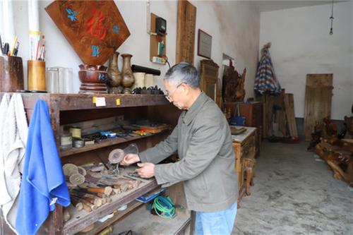 丹棱县六旬老党员匠心制作木雕作品，献礼建党100周年