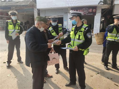 邻水县交警联合乡镇交管办开展交通安全场镇宣传活动