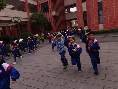 天府新区眉山片区青龙一小开展防震安全逃生演练活动