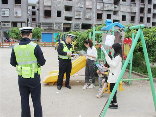 邻水县交警走进文化广场宣讲交通法规