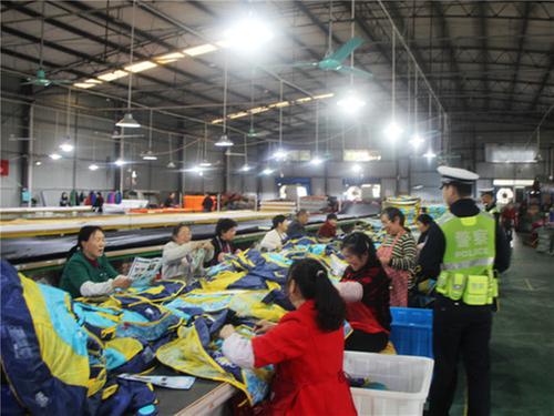 邻水县交警进车间开展交通安全警示教育