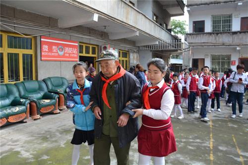 南江县文庙小学开展“红色基因代代传”主题教育活动