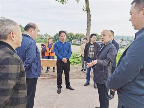 岳池县委副书记、县长刘潜赴花园镇检查森林防灭火工作