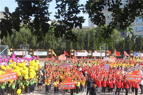 彭山区鹏利小学开展春季运动会