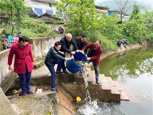 蓬安县科协开展科技惠农送养鱼苗活动