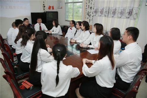 前锋区虎城小学多形式庆祝“五四”青年节