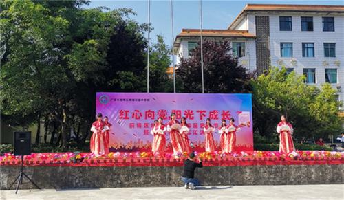 前锋区观塘初中举行庆“五四”文艺汇演