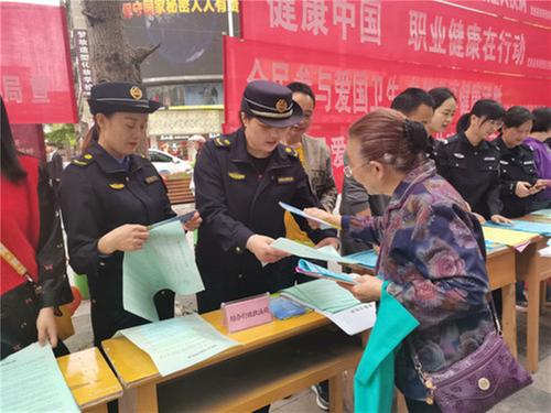 武胜综合行政执法局开展“文明健康 绿色环保”爱国卫生活动