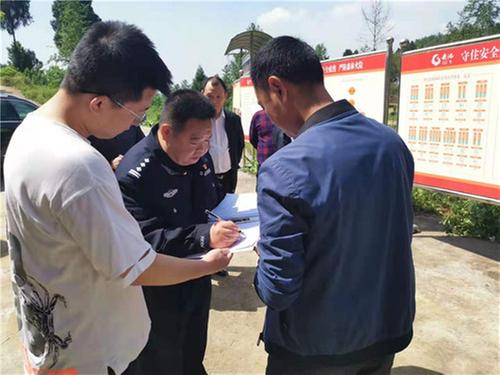 岳池县政府副县长、公安局长罗诚到顾县镇检查森林防灭火工作