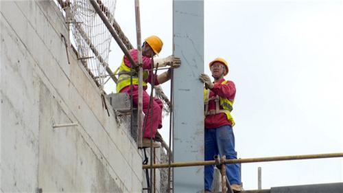  “五一”不停工  青神县建筑工人坚守岗位抢工期