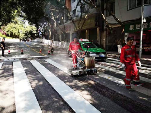 武胜县综合行政执法局施划标识标线助力市民平安出行