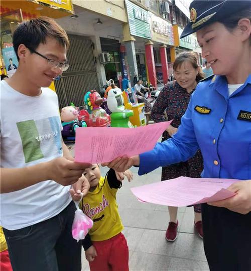 武胜县综合行政执法局开展“五一国际劳动节”法治宣传活动