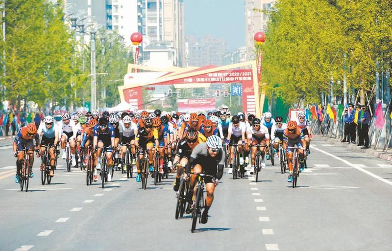 350余名骑手竞速营山城