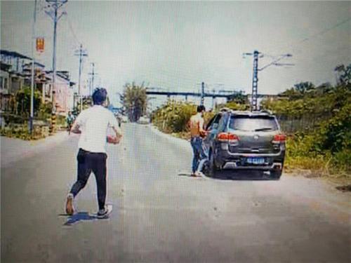 华蓥市两男子“顺手牵羊”被抓获