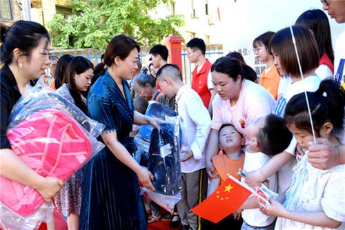 嘉陵区开展母亲节公益油画展活动