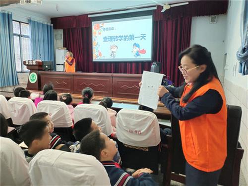 嘉陵区鸢尾花社会工作服务中心开展“家庭教育进校园，心理团辅促成长”活动