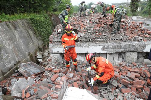 广安区举行军民联动抗震救灾救援实战演练