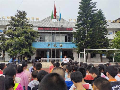 虎城镇小学开展防地震演练