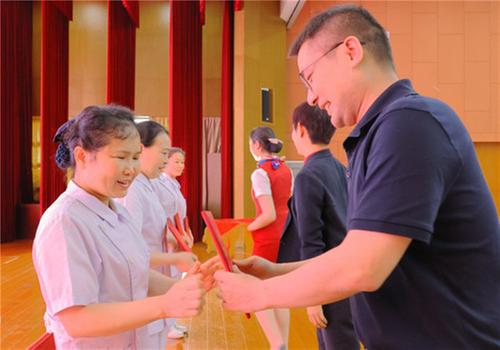华西广安医院召开5.12护士节纪念暨表扬大会